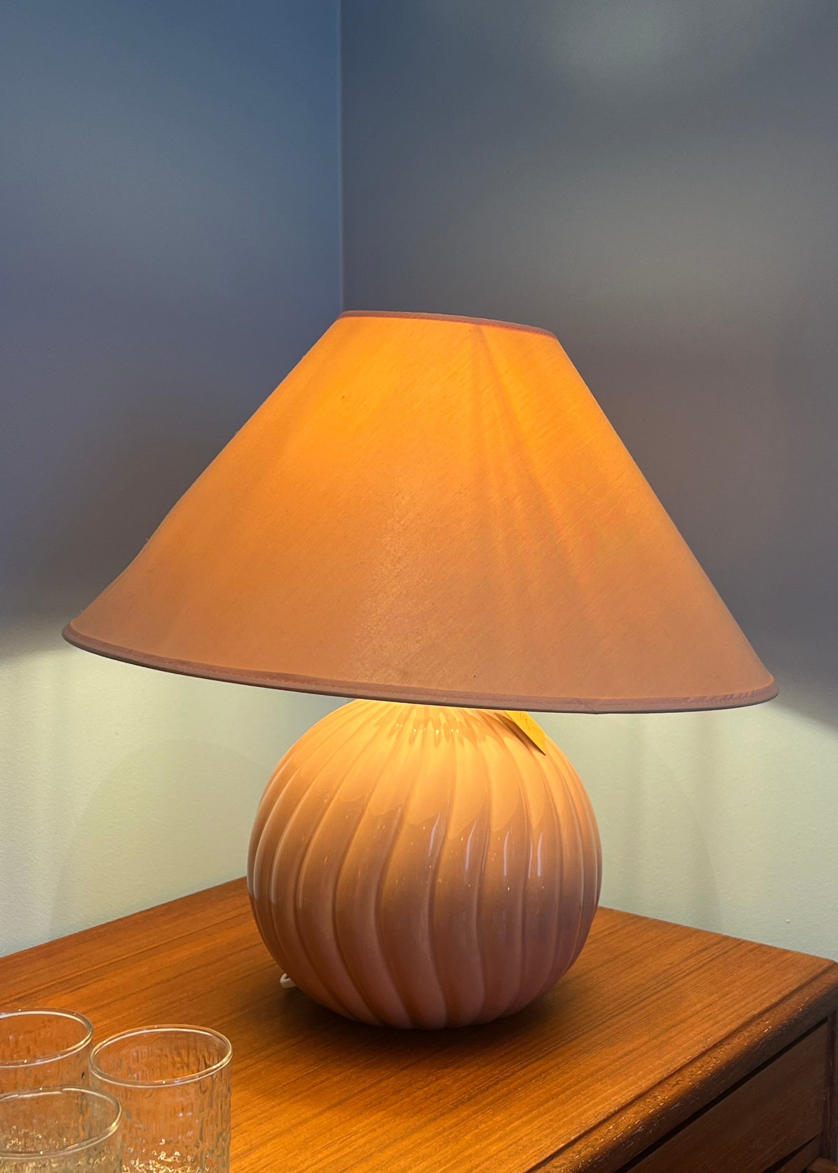 Rosa swirl lampe fra 80-tallet