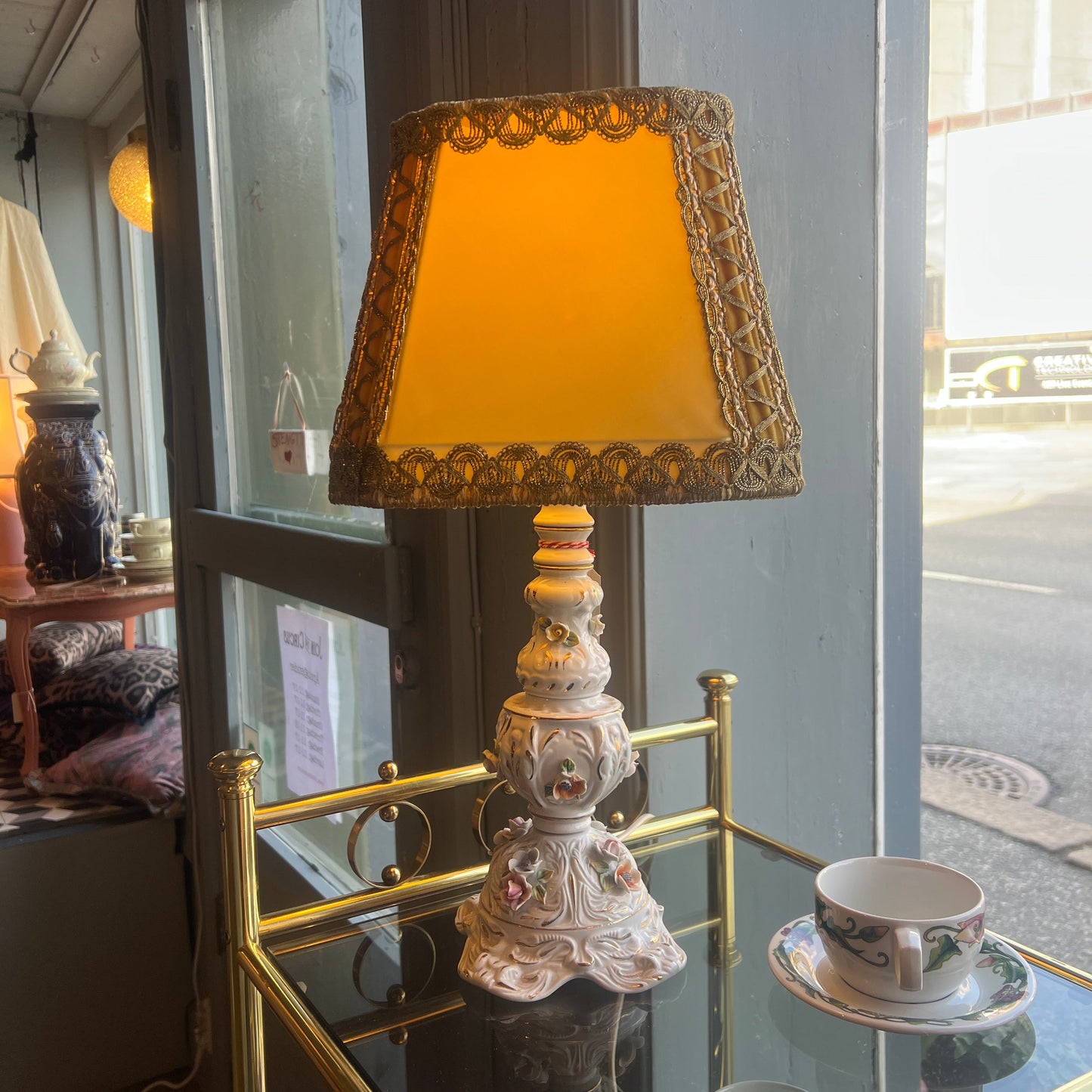 Kvit Porselen lampe med gul skjerm