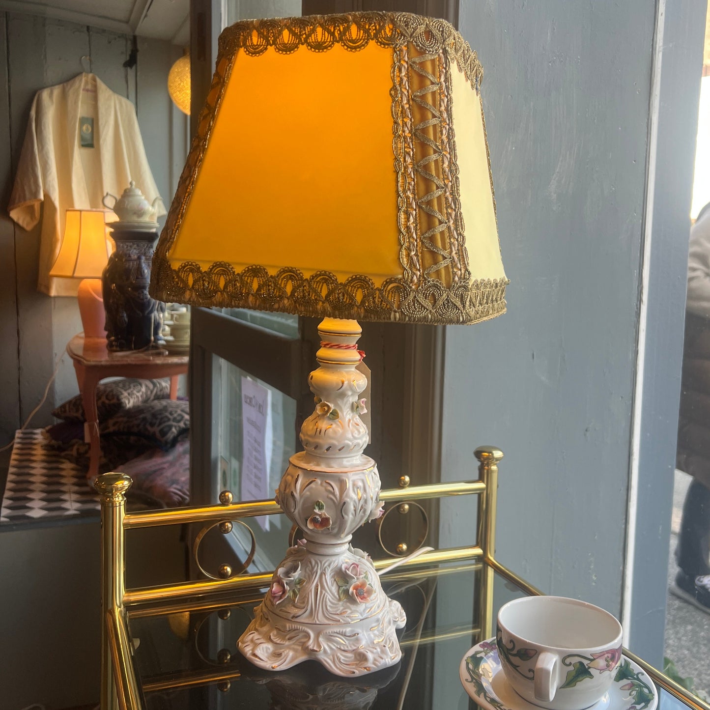 Kvit Porselen lampe med gul skjerm