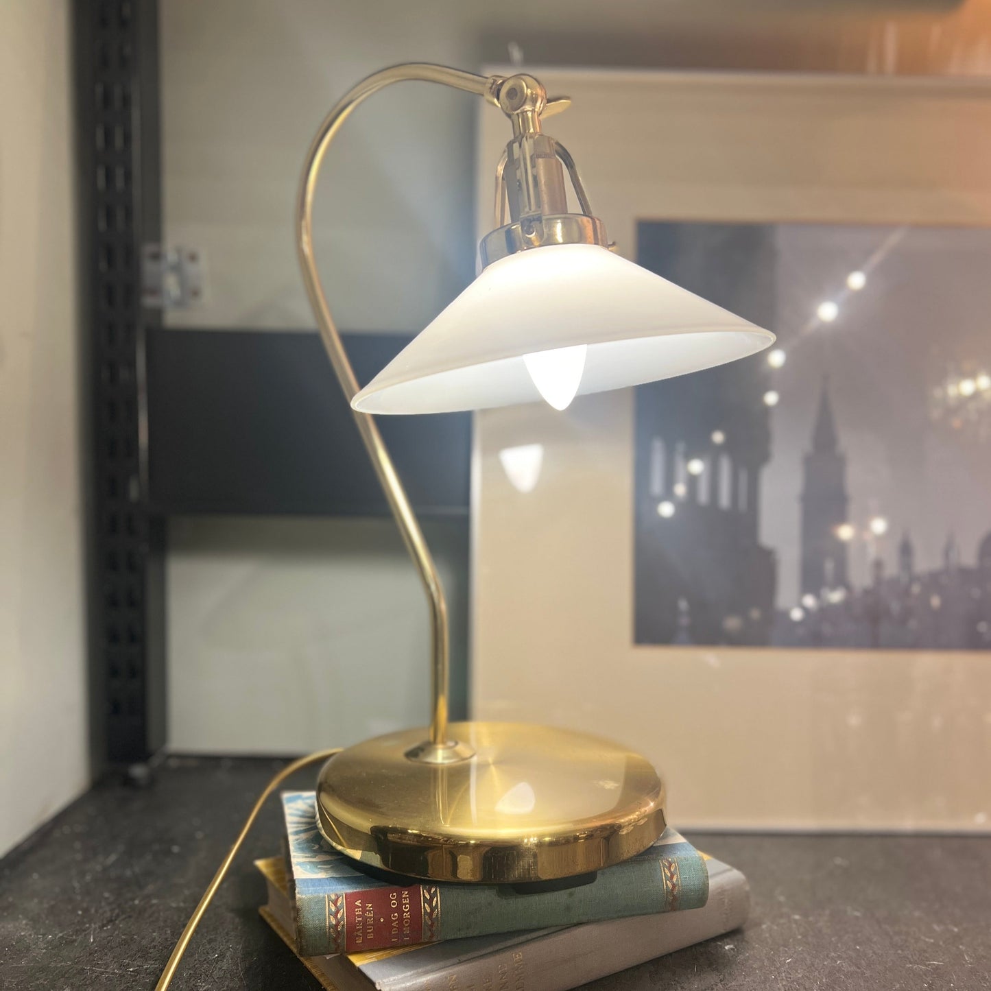Bordlampe, metall  med glasskjerm