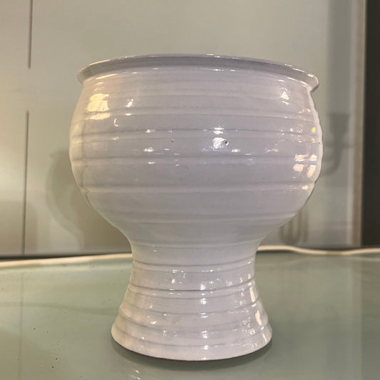 Hvit potteskjuler i keramikk