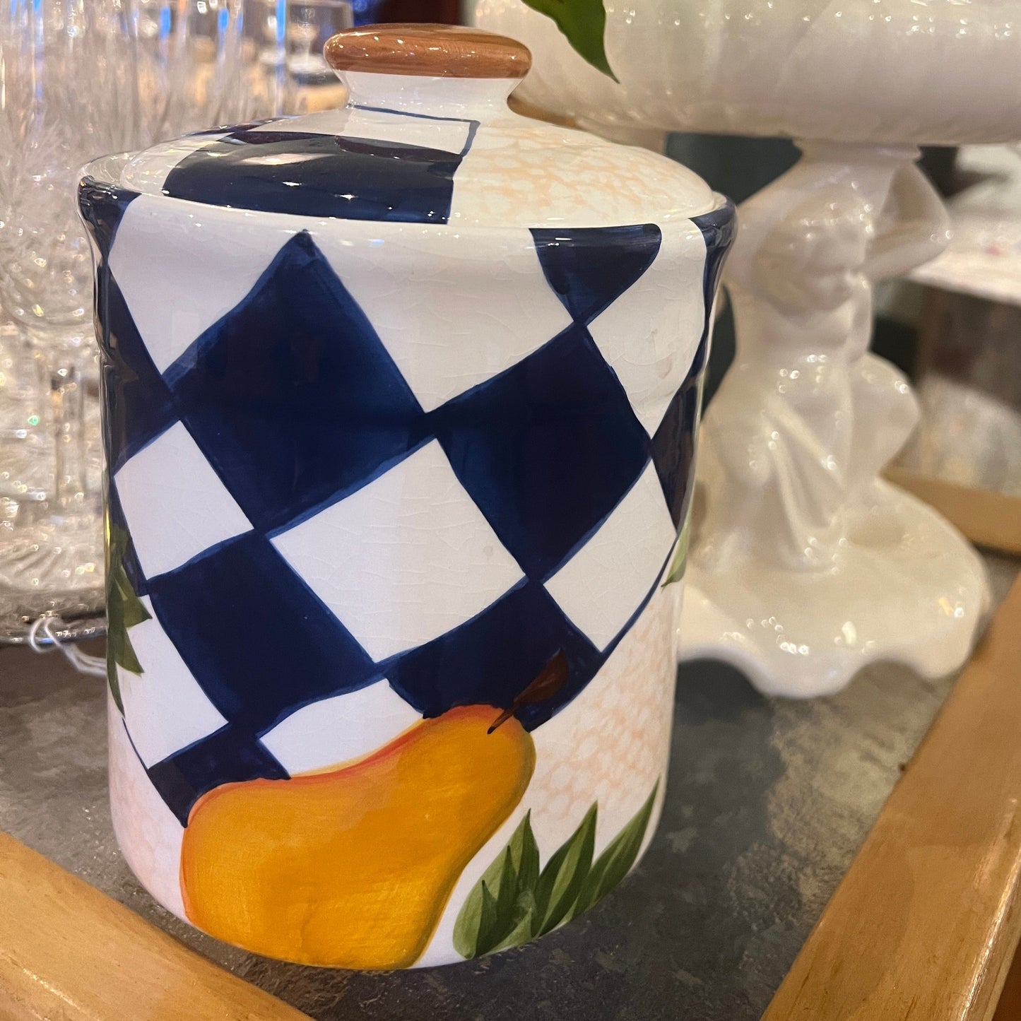Blå og hvit krukke i keramikk, frukt motiv