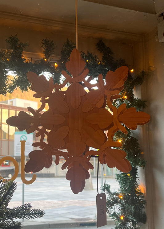 julestjerne i furufiner