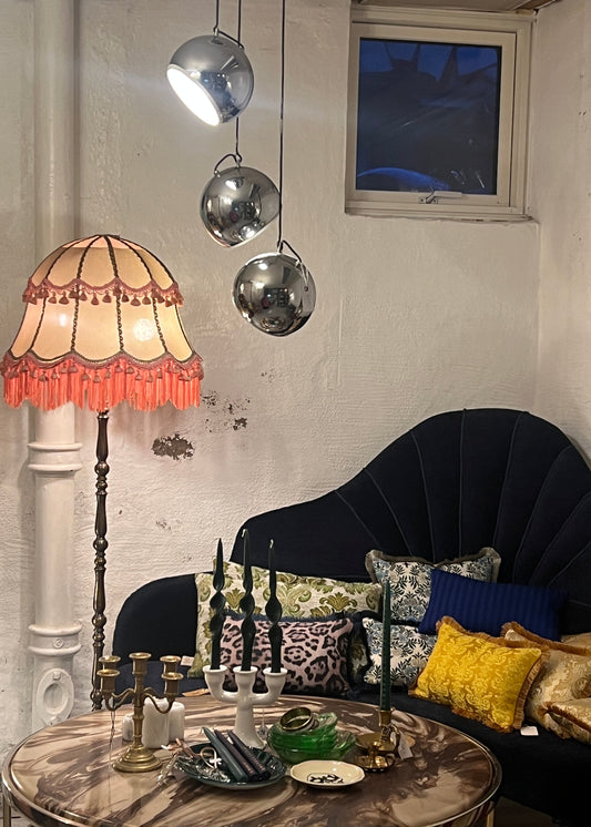 Rosa stor stålampe med messingfot