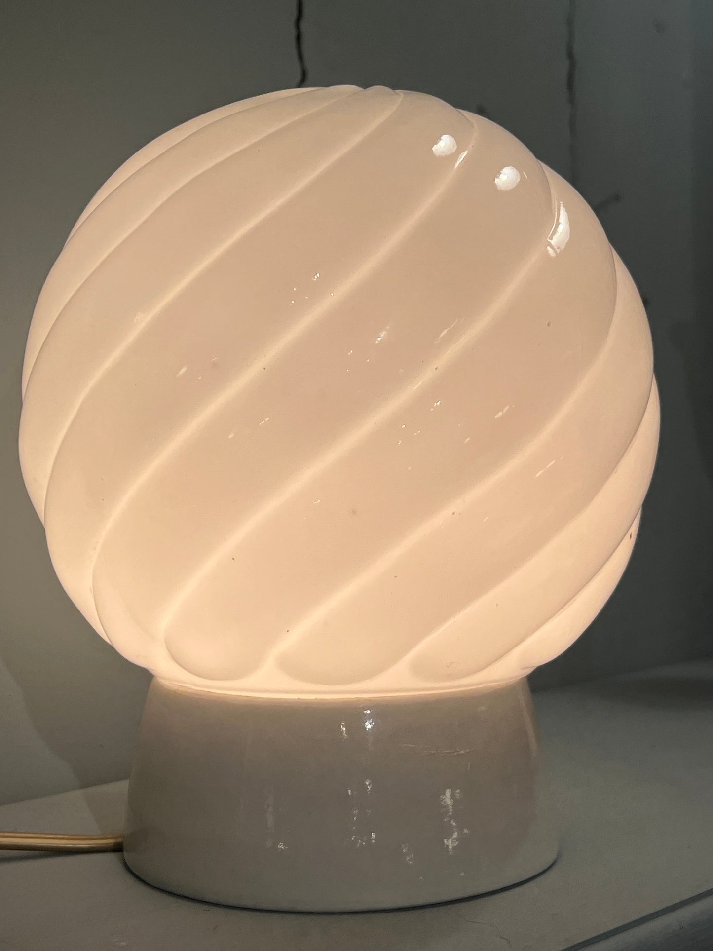 Hvit kuppel i porselen sokkel.