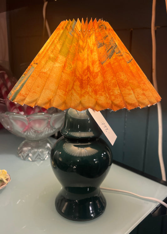 Grønn lampe fot med orange skjerm