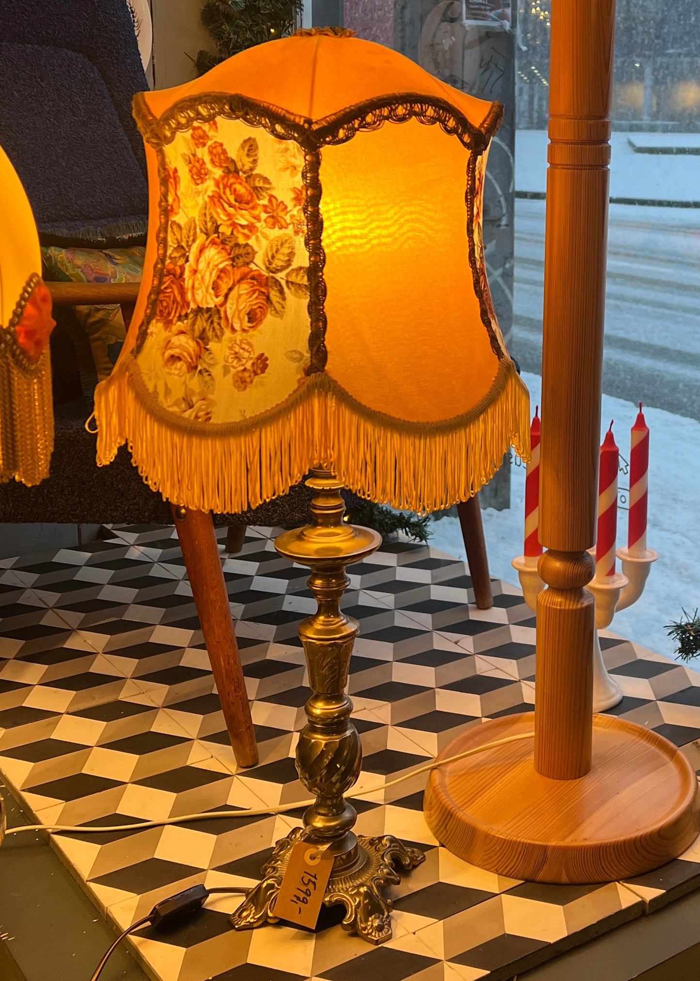 Stor messing lampefot med gul skjerm