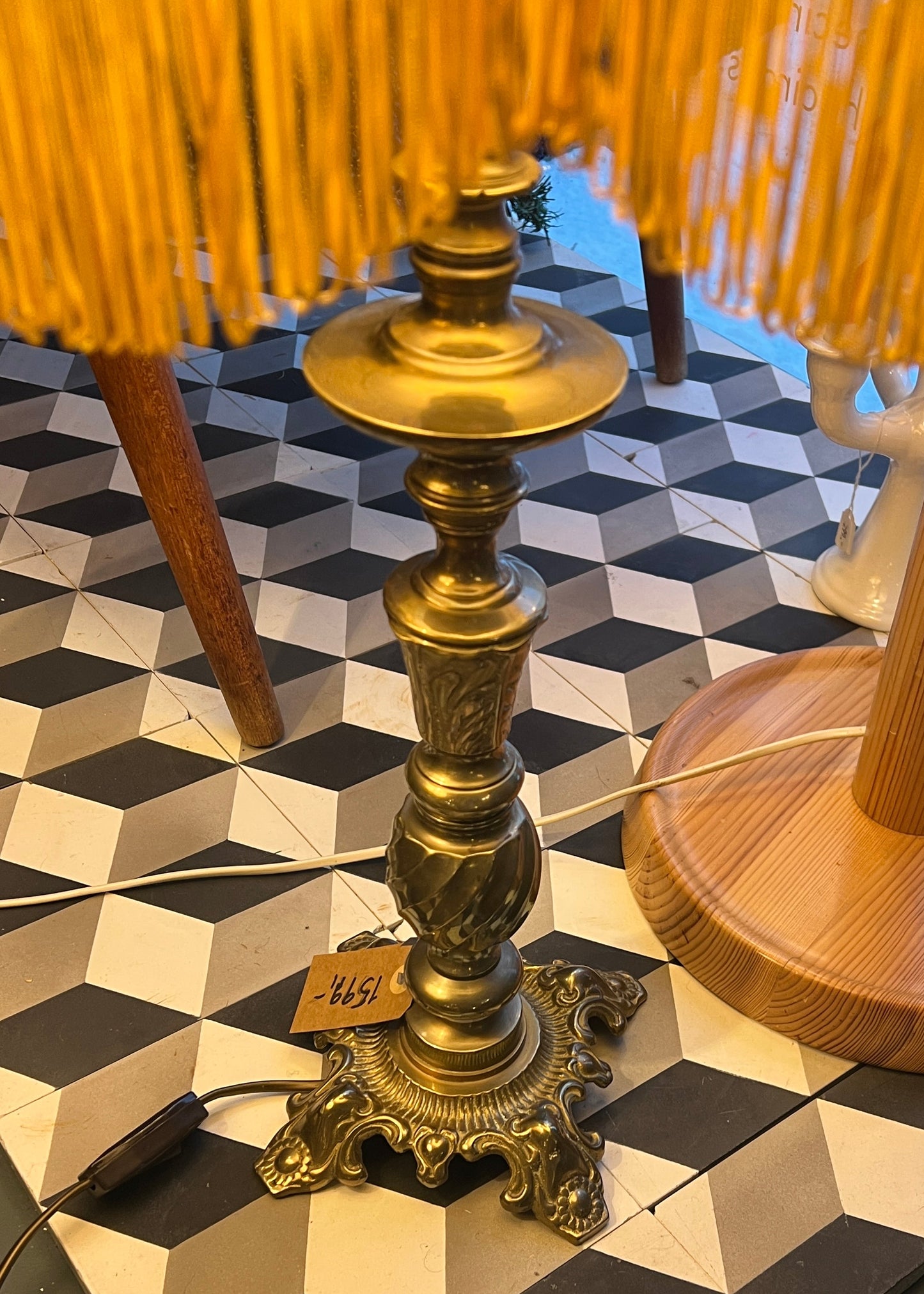 Stor messing lampefot med gul skjerm