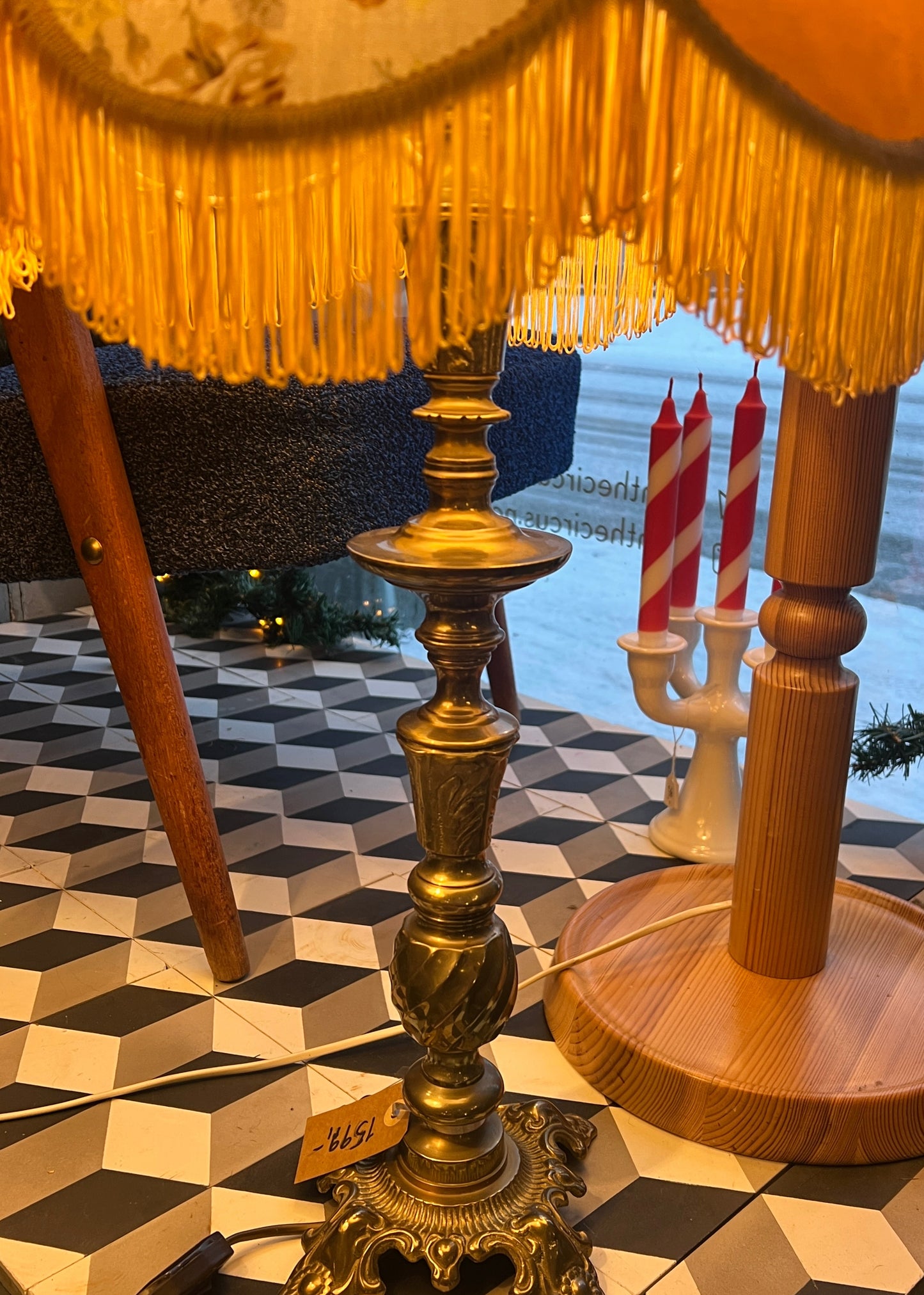 Stor messing lampefot med gul skjerm