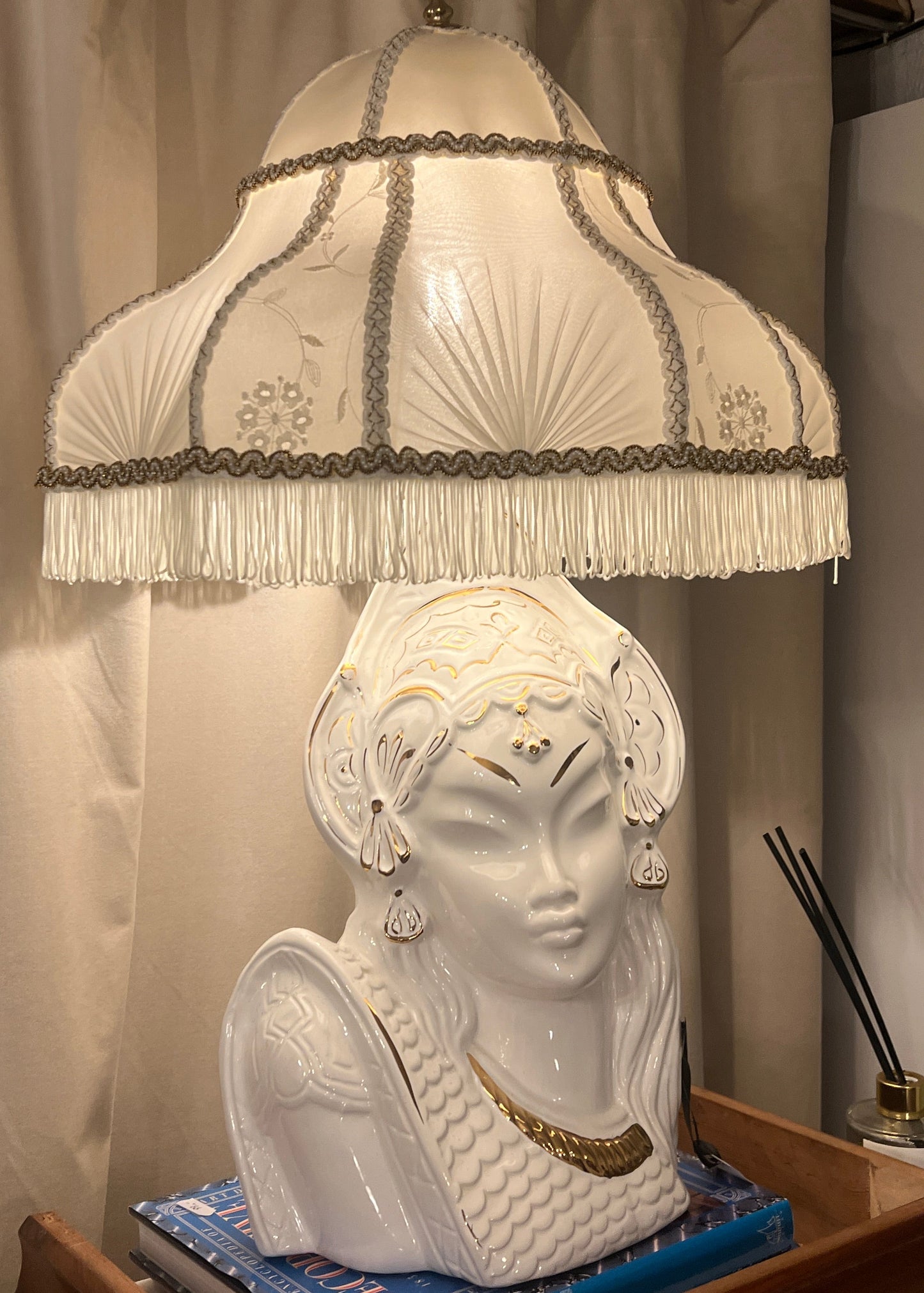 Hvit figurlampe med gulldetaljer