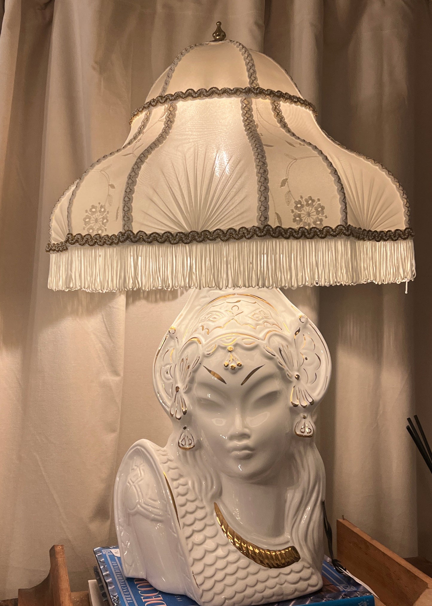 Hvit figurlampe med gulldetaljer