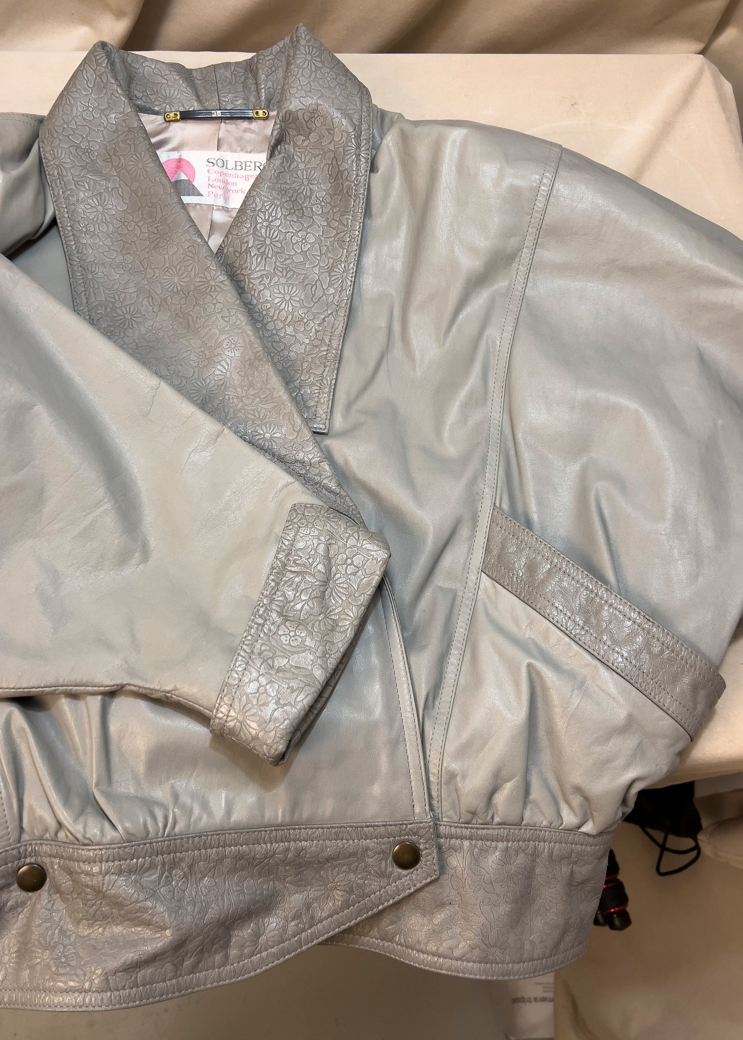 Grå skinnjakke fra 80-tallet