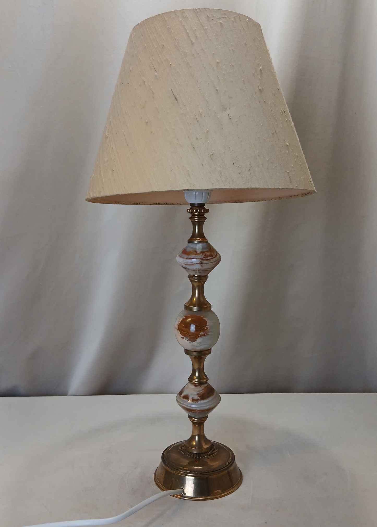 Messing og onyx lampe med gul skjerm vintage side klassisk