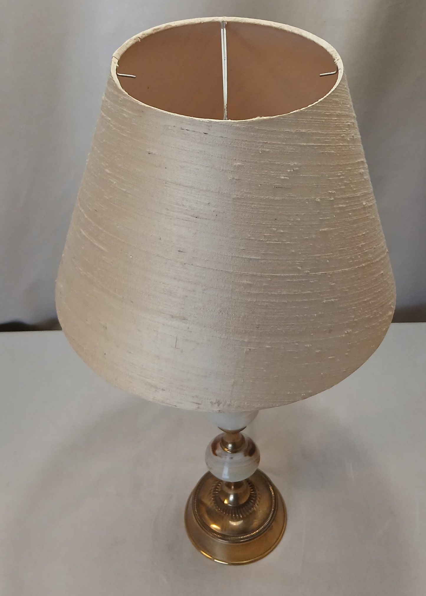 Messing og onyx lampe med gul skjerm vintage side klassisk top