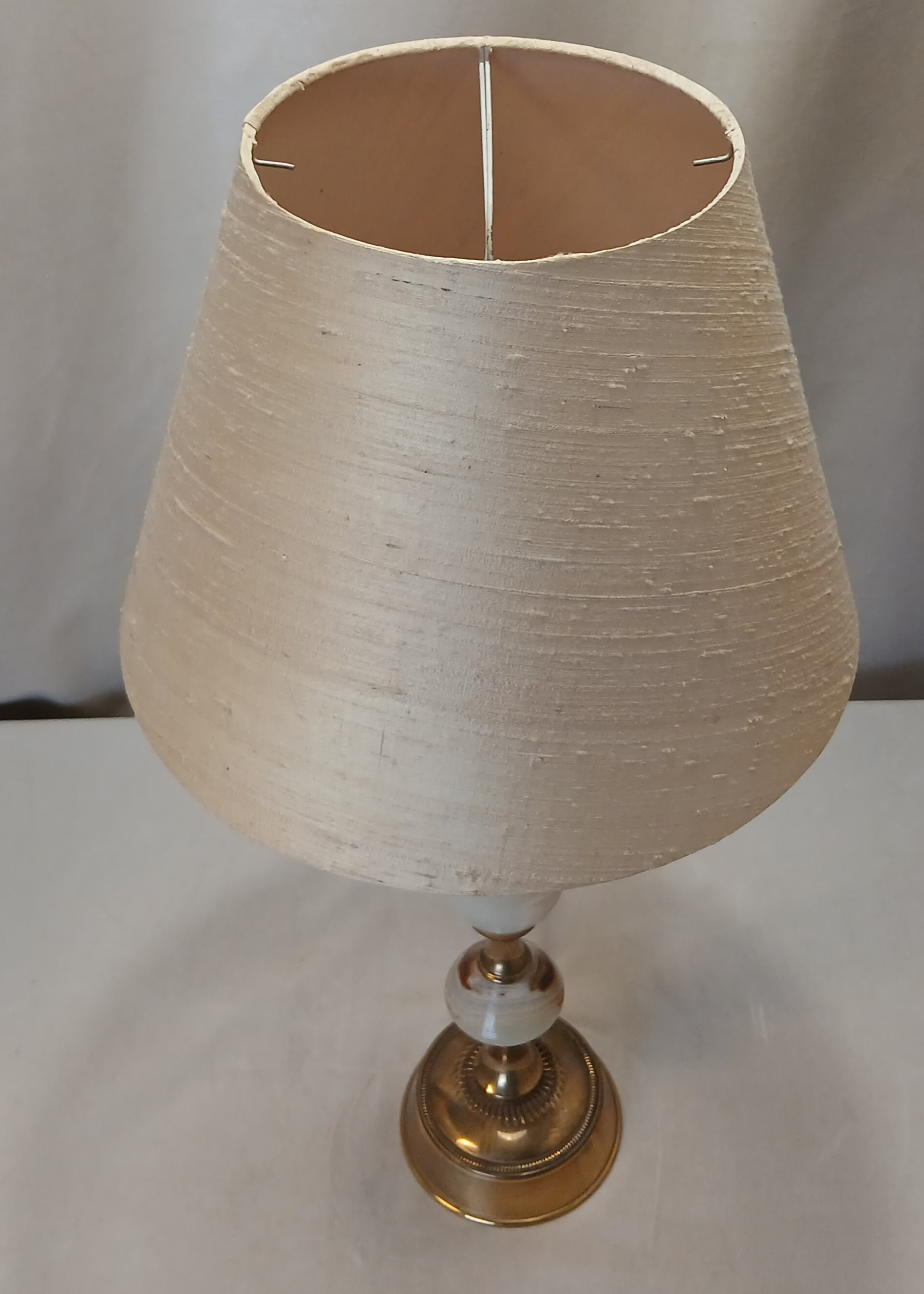 Messing og onyx lampe med gul skjerm vintage side klassisk top