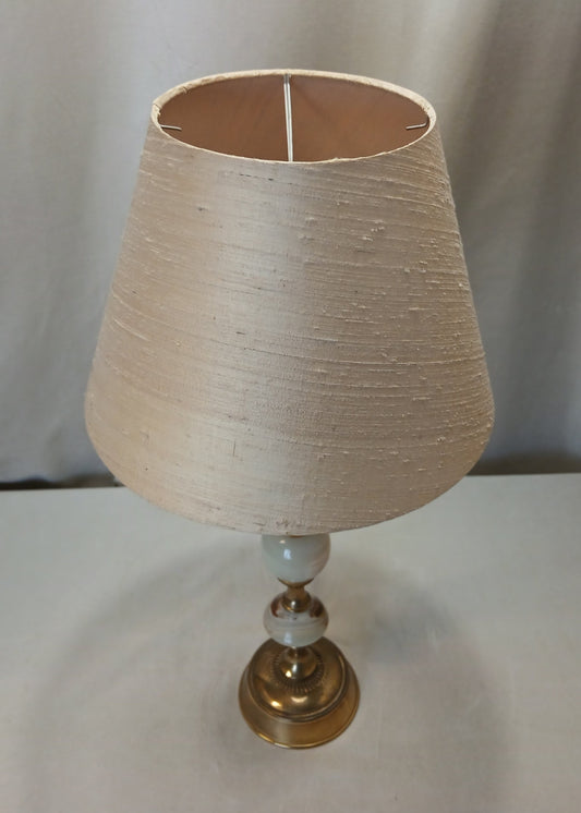 Messing og onyx lampe med gul skjerm vintage