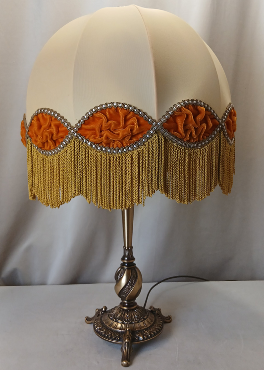 Messinglampe med lysgul frynseskjerm