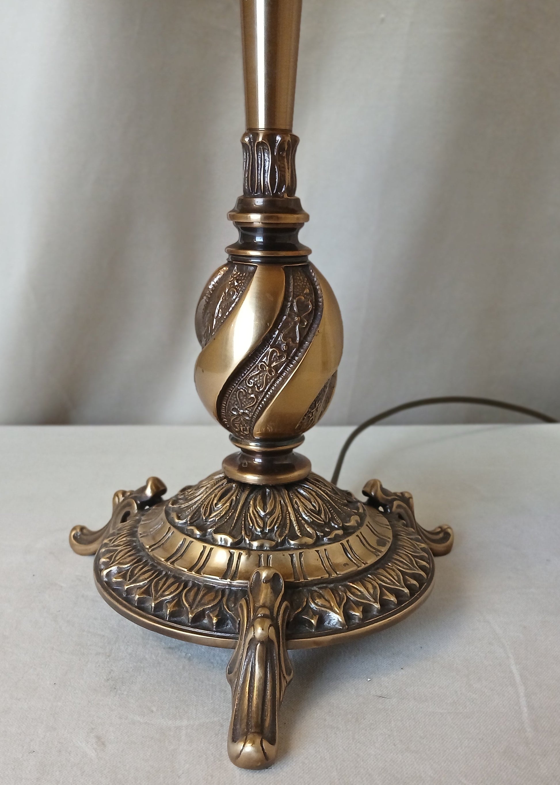 Messinglampe med lysgul frynseskjerm