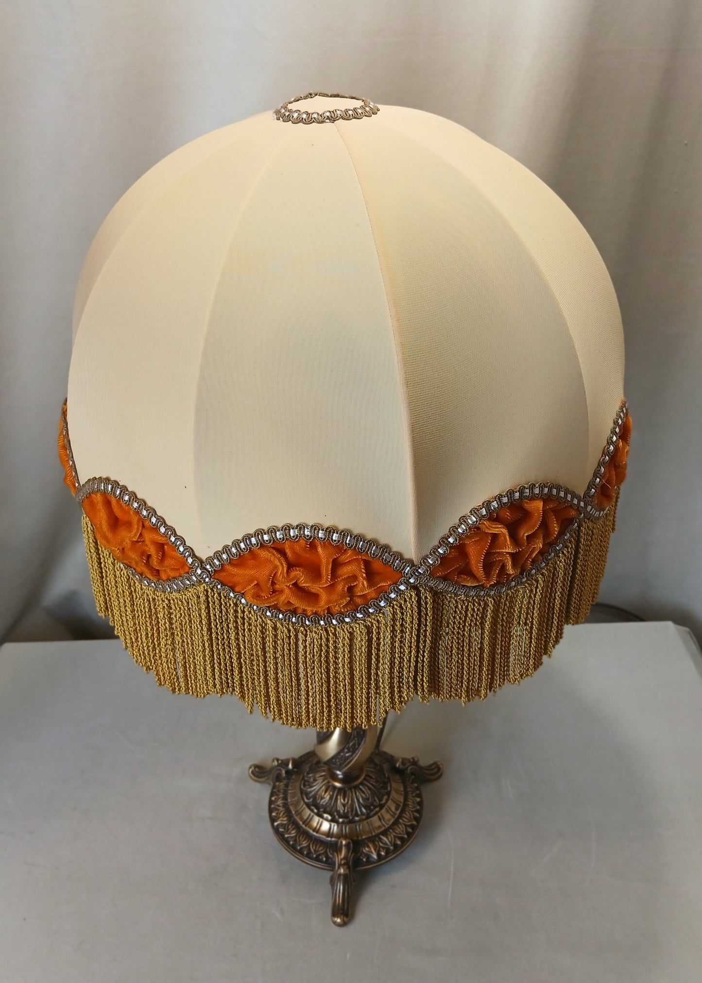 Messinglampe med lysgul frynseskjerm