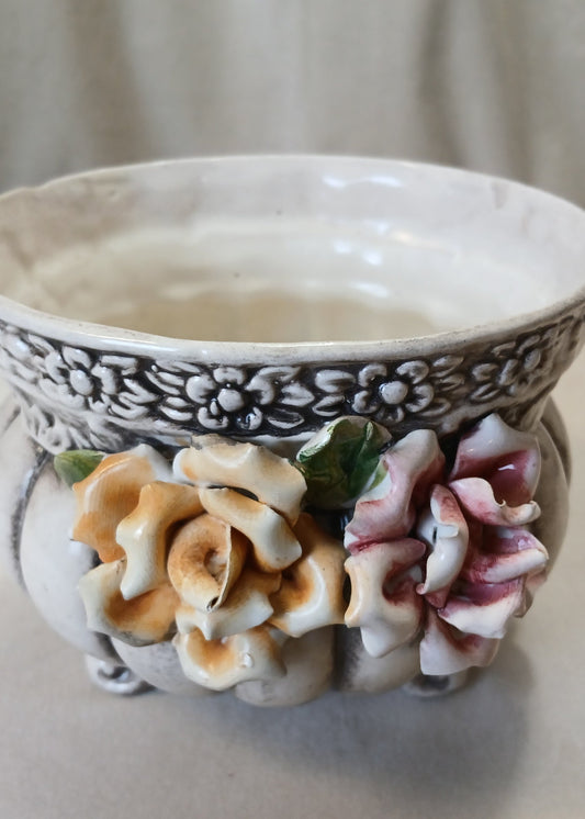 Potteskjuler med blomster