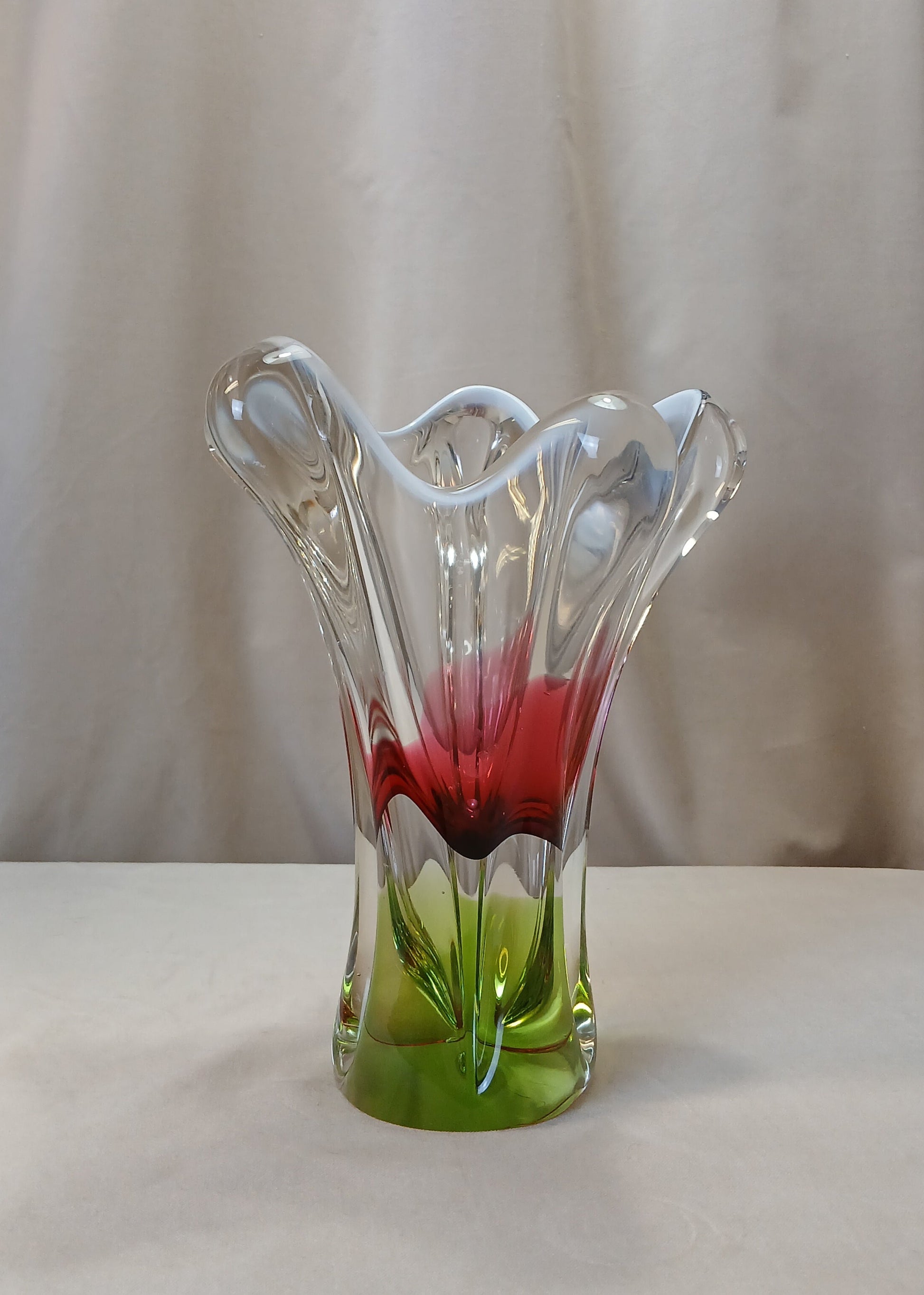 Rosa og grønn vase av Joseph Hospodka