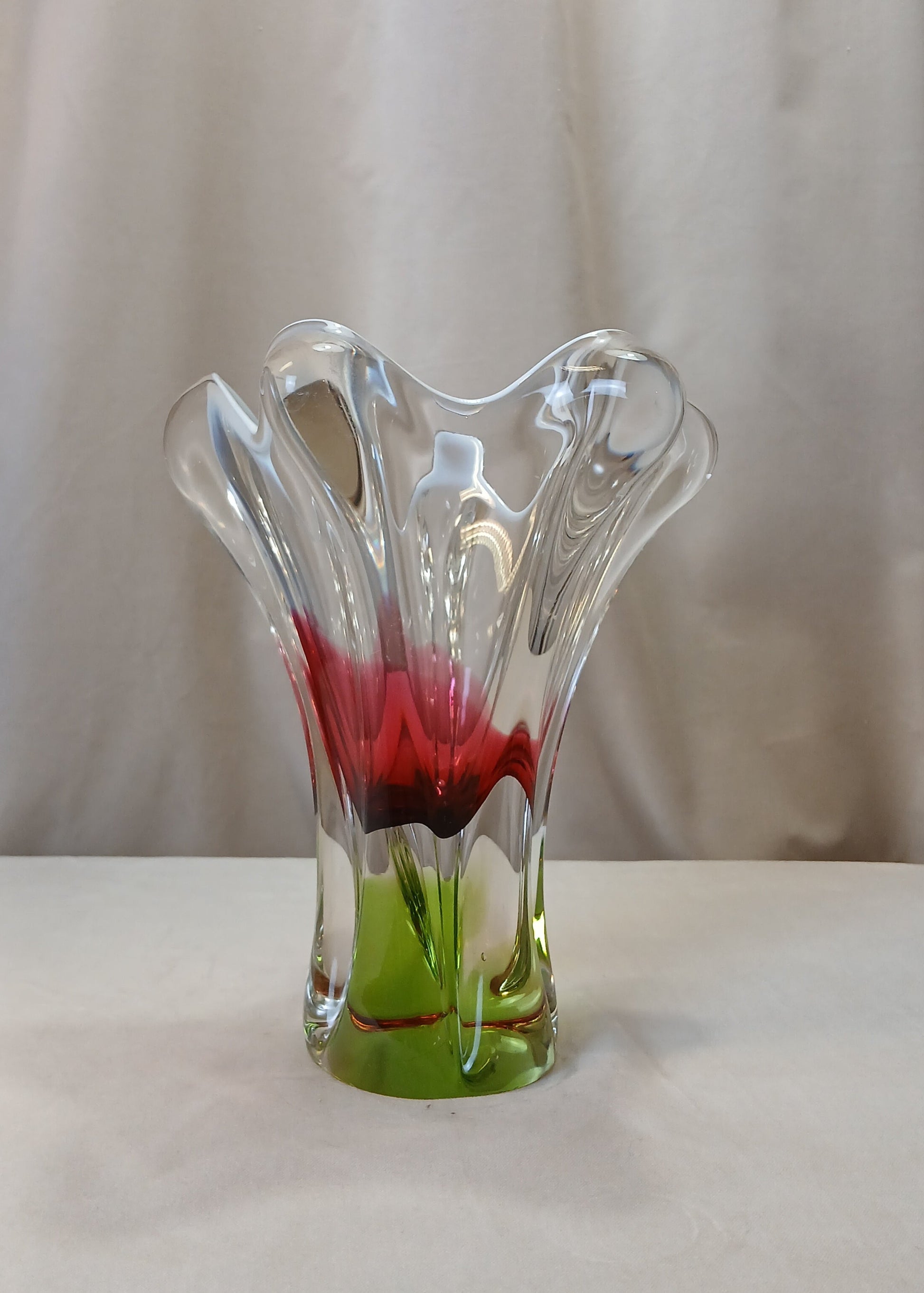 Rosa og grønn vase av Joseph Hospodka