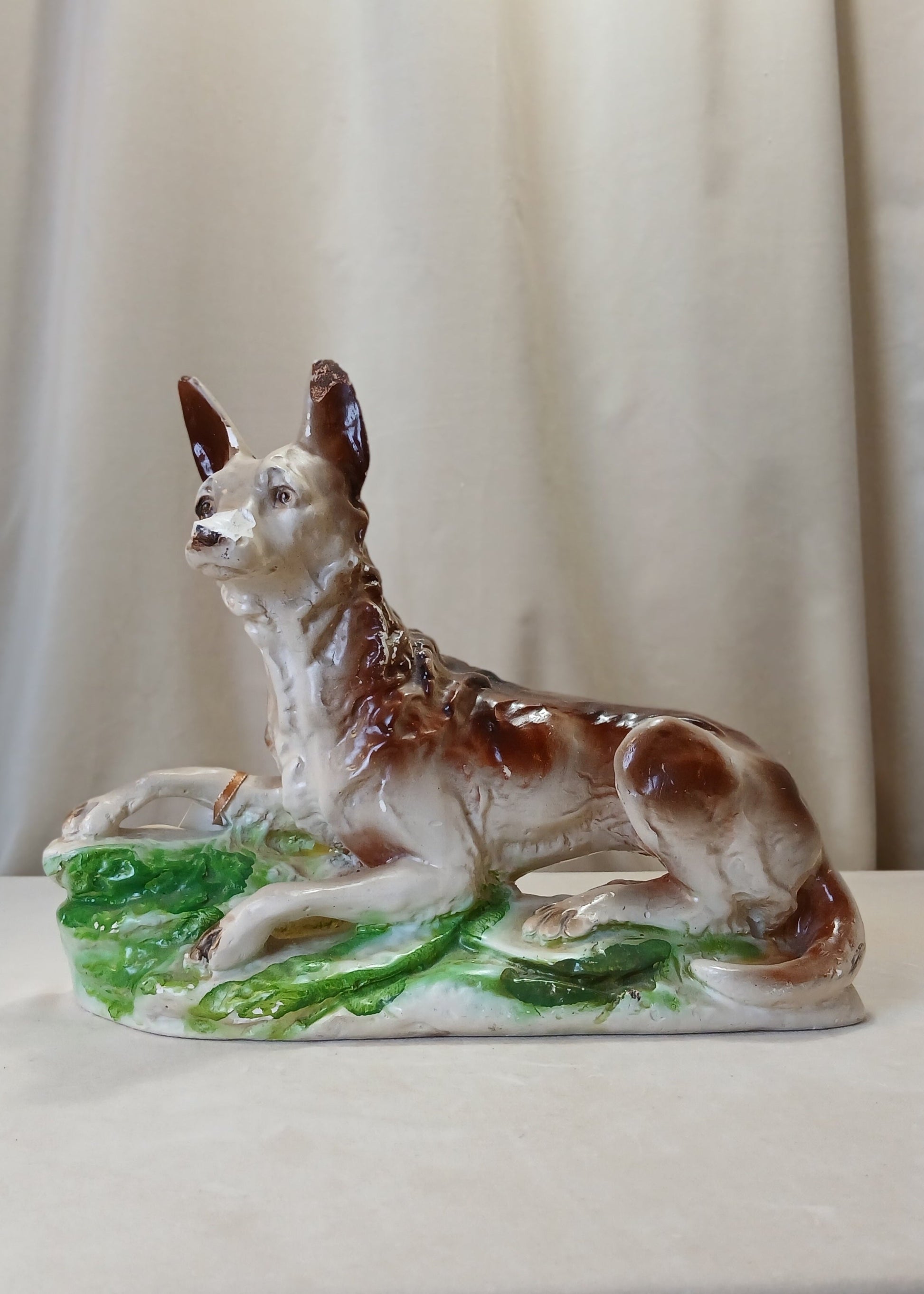 Skulptur av hund i Gips
