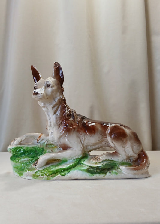 Skulptur av hund i Gips
