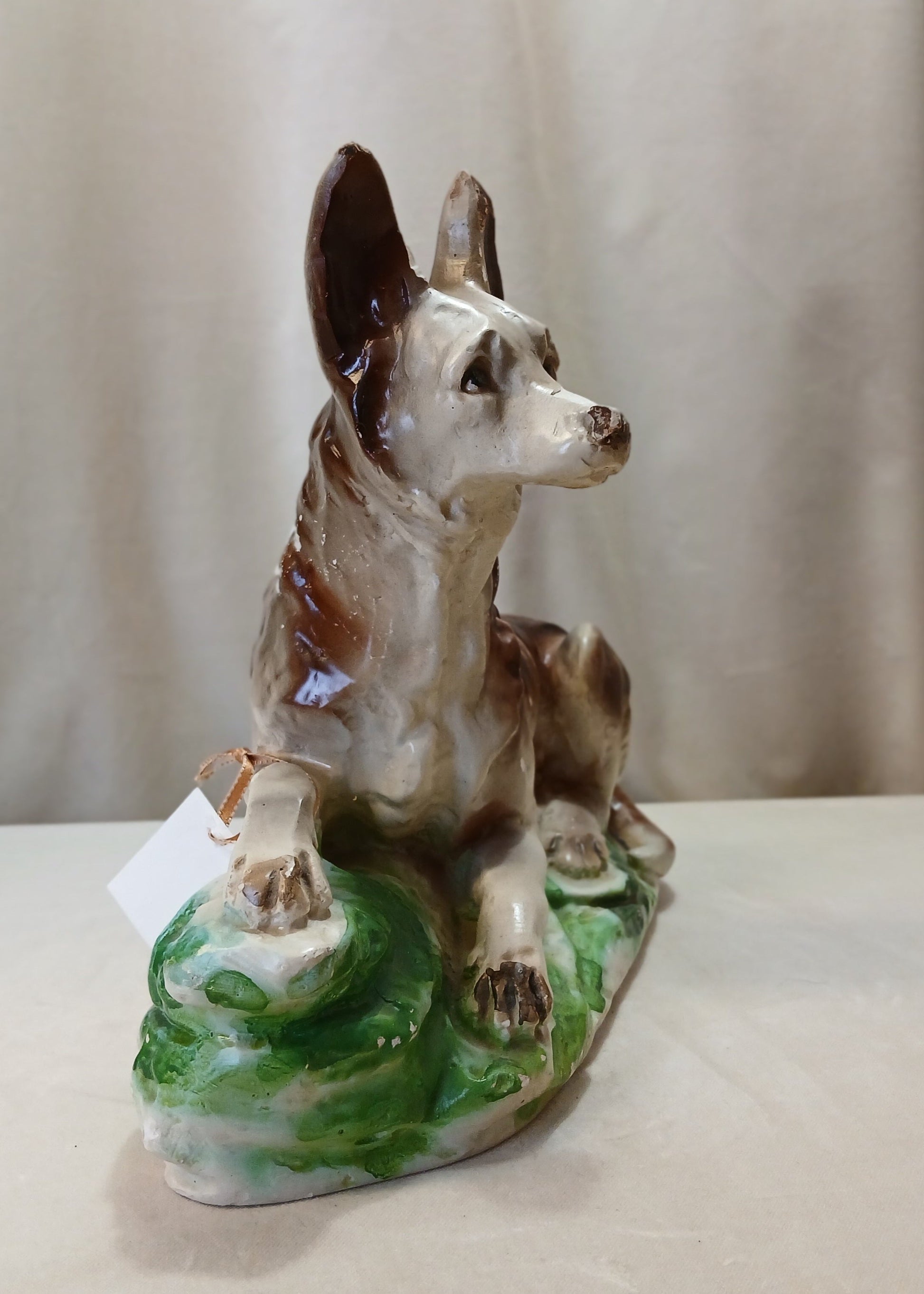 Skulptur av hund i Gips