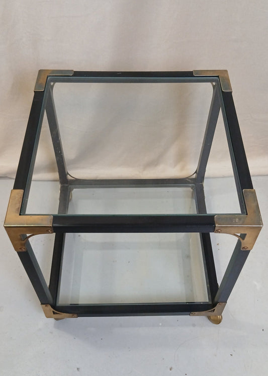Sort lite trillebord med messingdetaljer