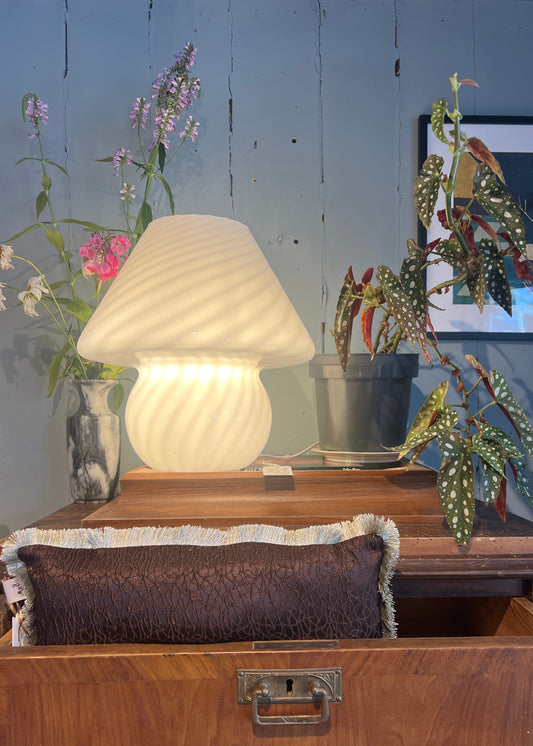 Stor kvit Murano Swirl lampe frå 1970 tallet