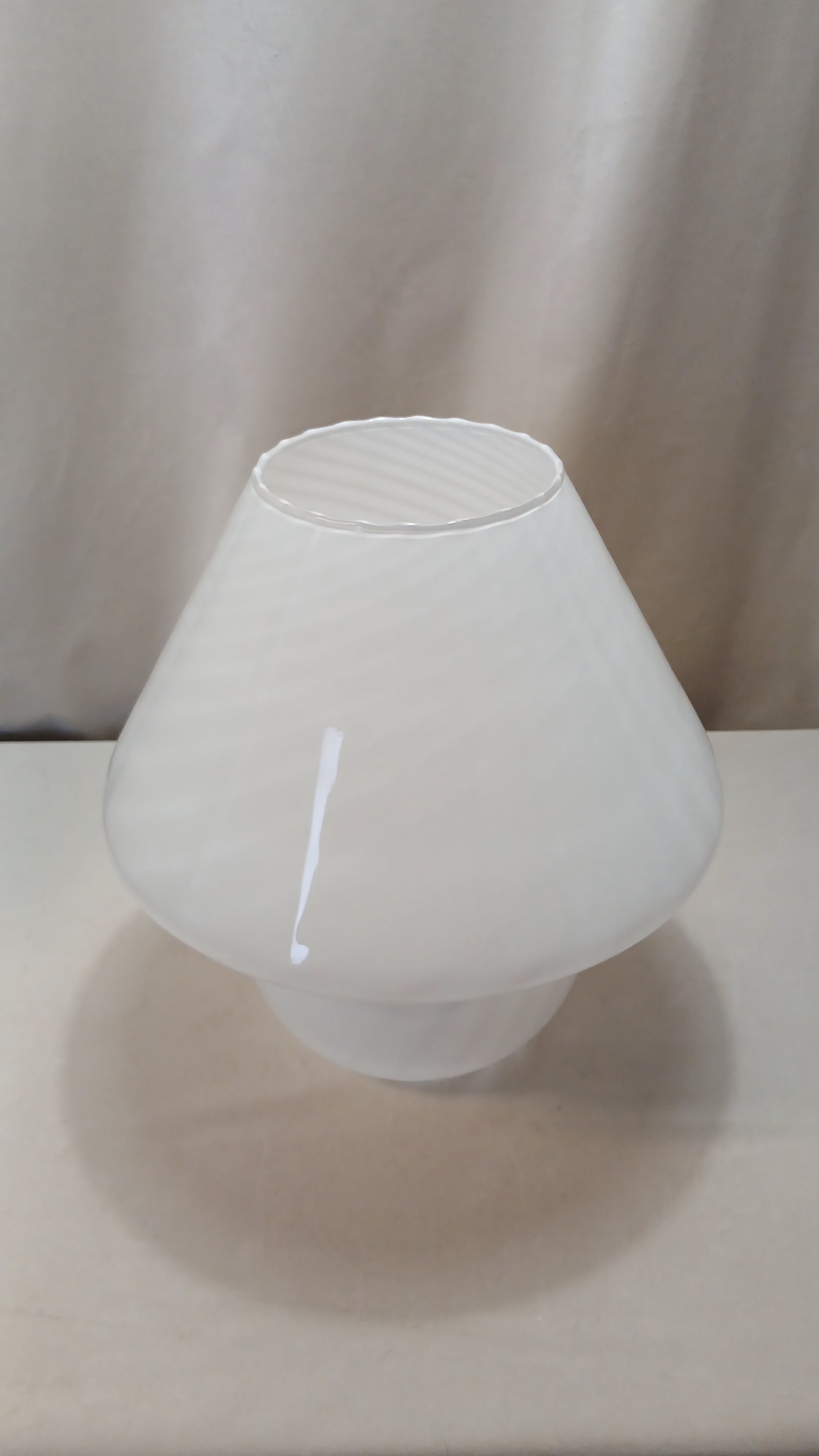 Stor kvit Murano Swirl lampe frå 1970 tallet