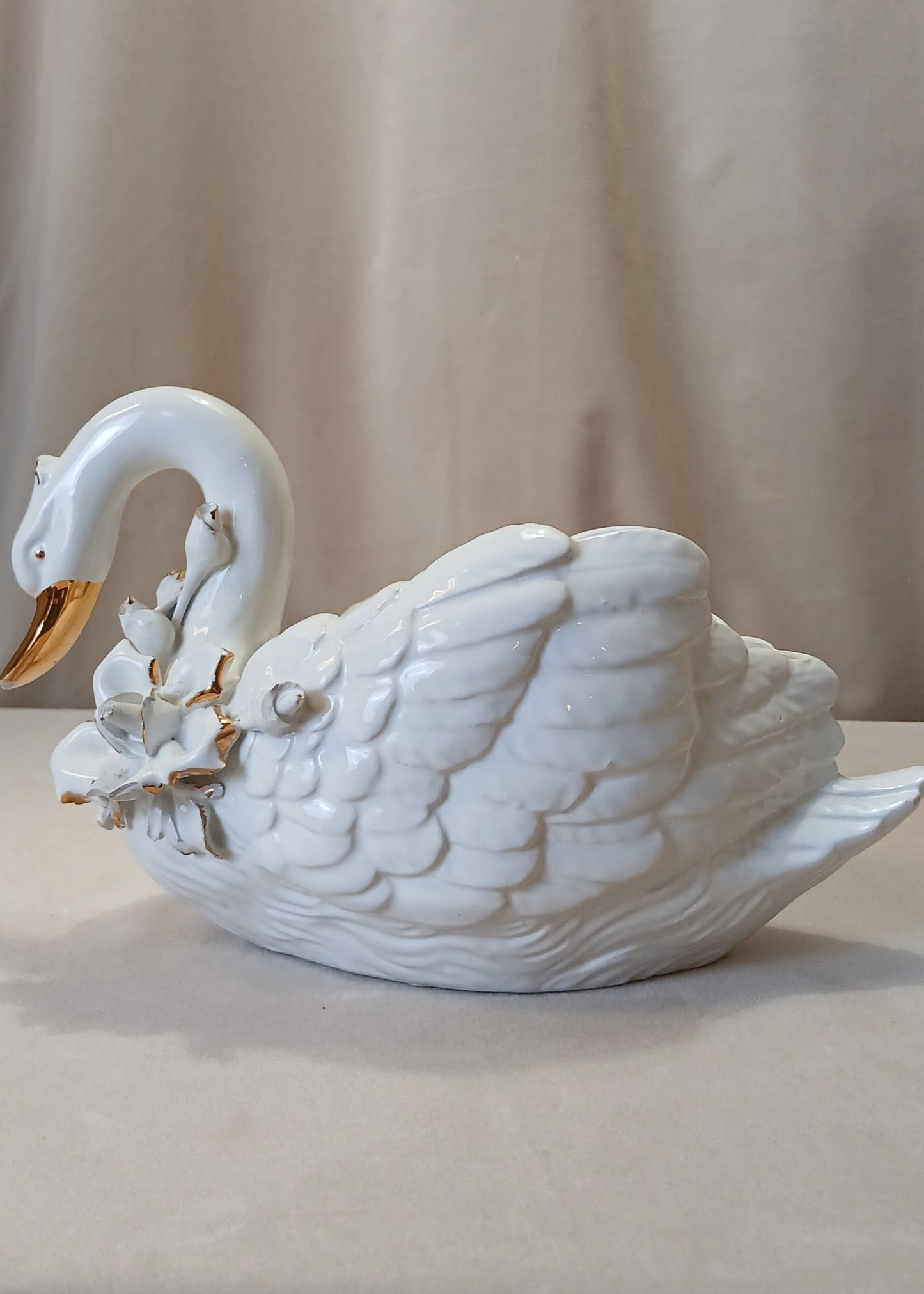 Svane potteskjuler med gull og blomster detaljer