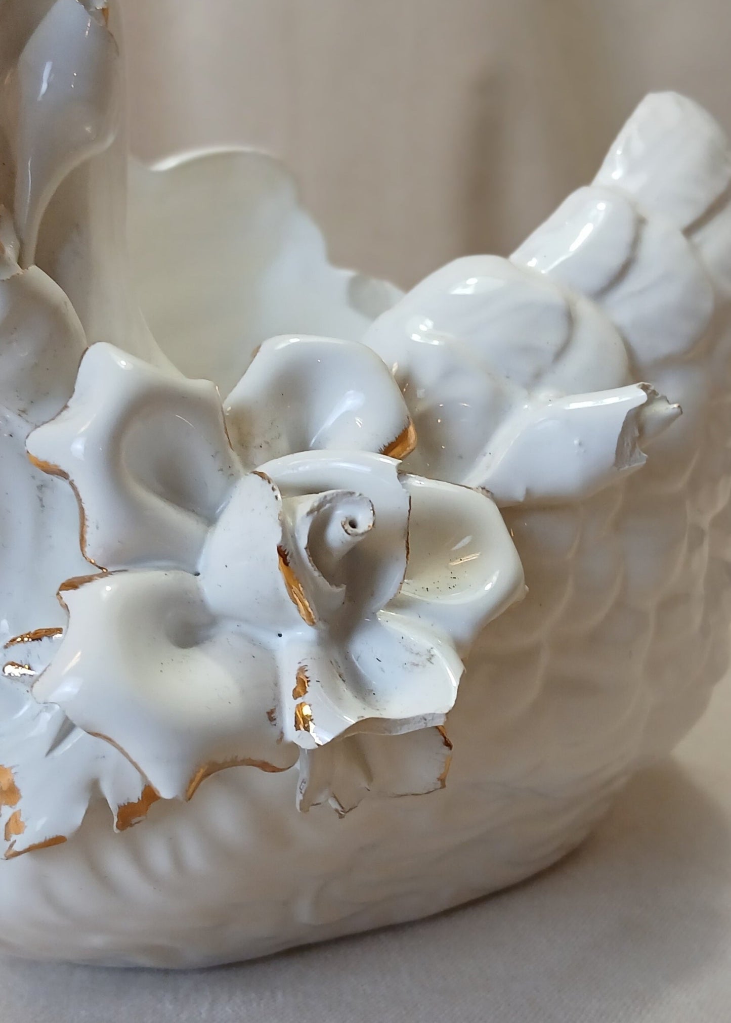 Svane potteskjuler med gull og blomster detaljer
