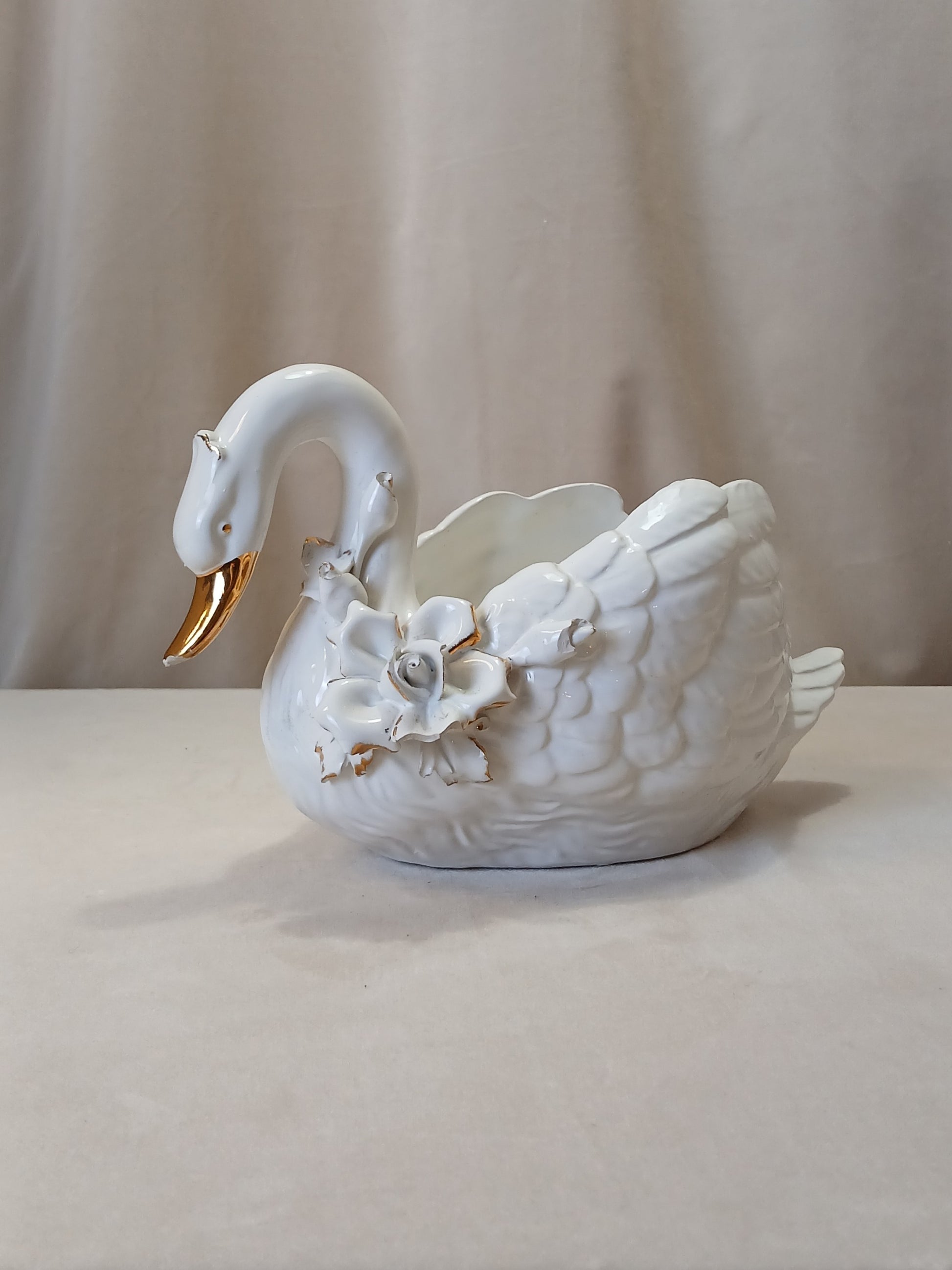 Svane potteskjuler med gull og blomster detaljer