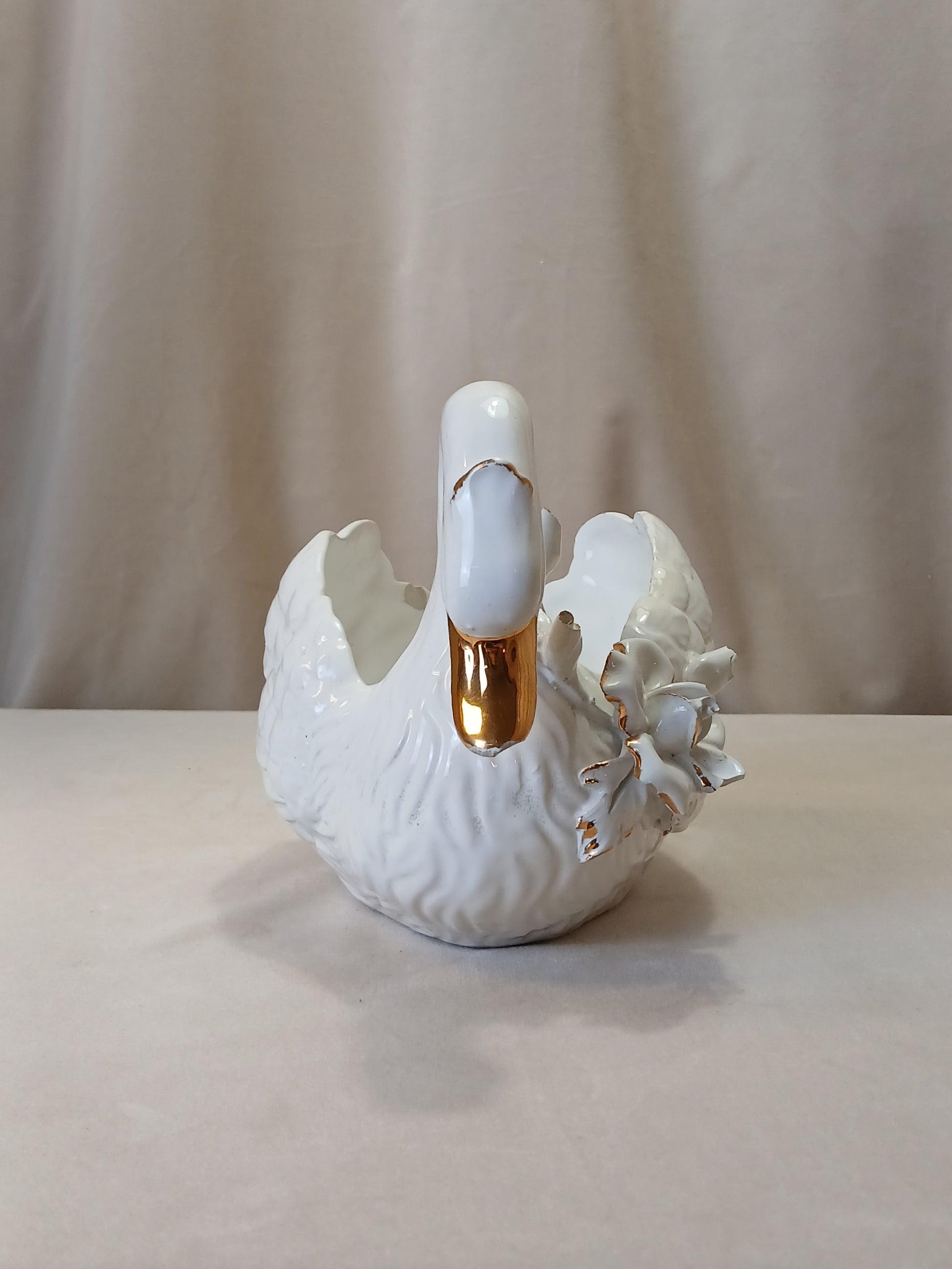 Svane potteskjuler med gull og blomster detaljer