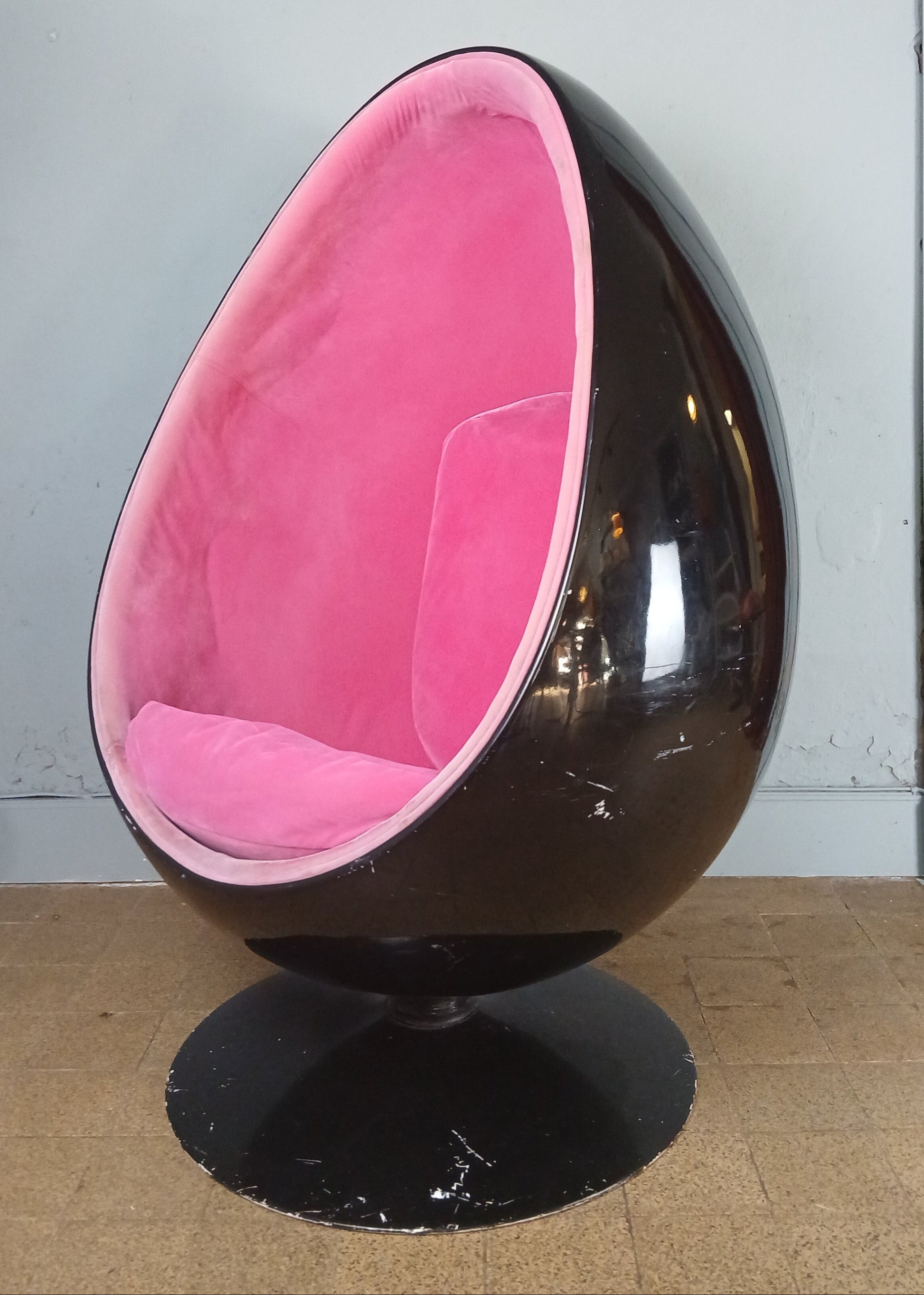 Svart og rosa Eggestol, ukjent alder og opphav